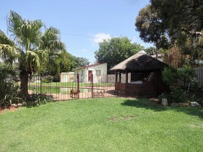 Cottage For Rent in Lombardy East, Johannesburg