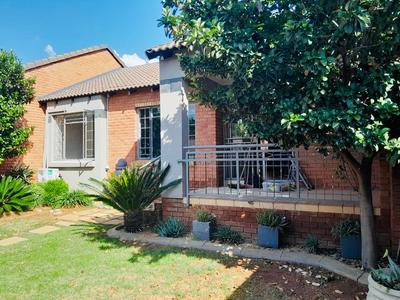 Townhouse For Rent in Mooikloof Ridge Estate, Pretoria