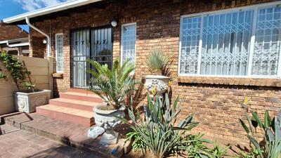 Townhouse For Rent in Erasmuskloof, Pretoria