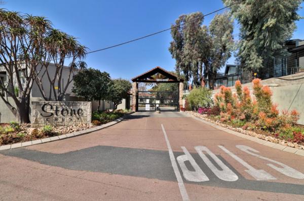 Townhouse For Rent in Broadacres, Sandton